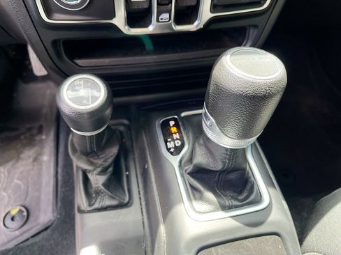 Used 2023 Jeep Gladiator Sport AWD/4WD image 17