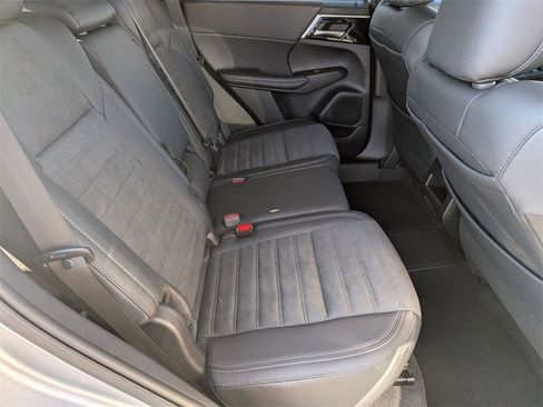 New 2025 Mitsubishi Outlander SE image 29