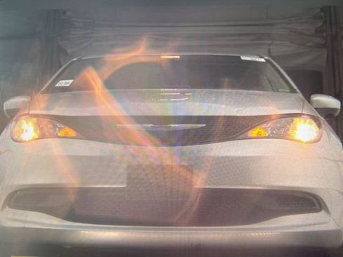 Used 2023 Chrysler Voyager LX image 4