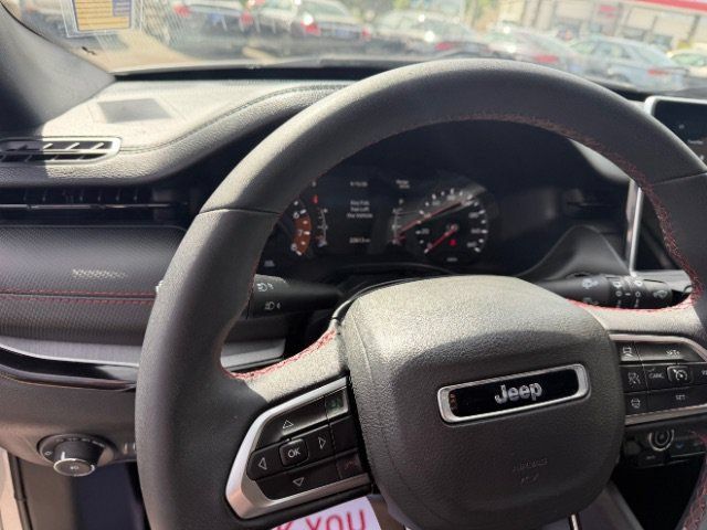 Used 2025 Jeep Compass Trailhawk AWD/4WD image 23
