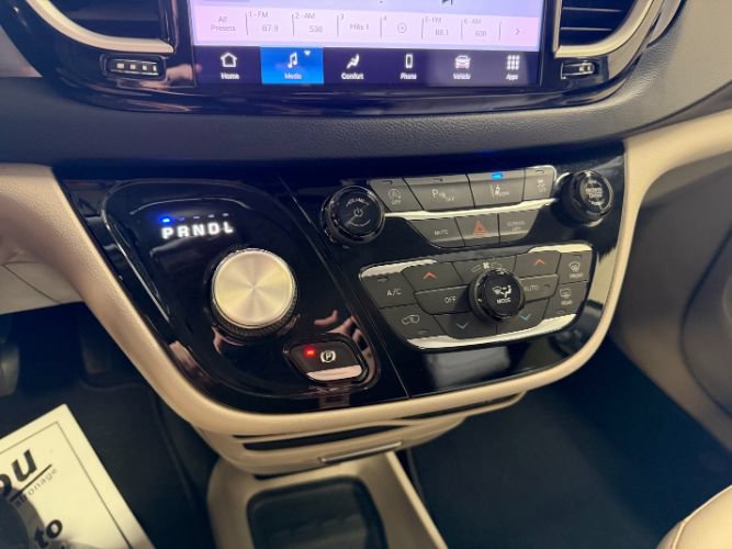 Used 2021 Chrysler Pacifica Touring-L FWD image 17