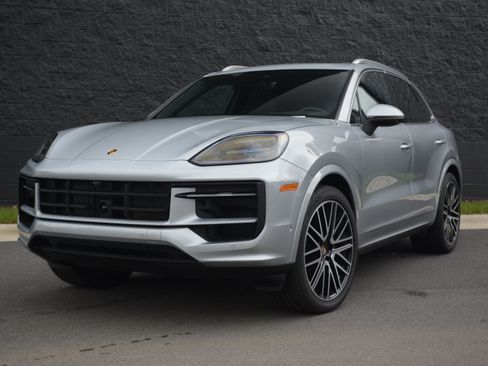 Certified 2025 Porsche Cayenne AWD/4WD image 1