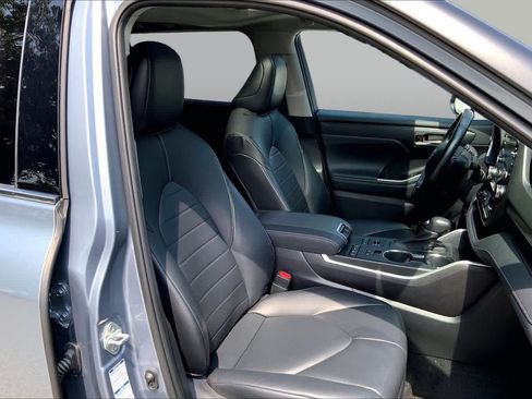 Used 2021 Toyota Highlander XLE AWD/4WD image 8