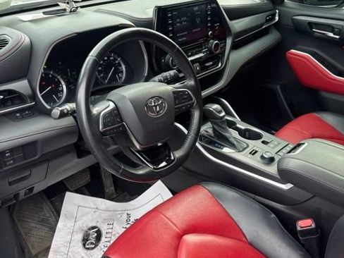 Used 2021 Toyota Highlander XSE AWD/4WD image 2