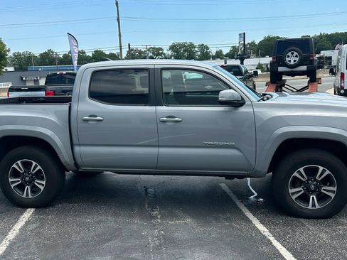 Used 2018 Toyota Tacoma TRD Sport AWD/4WD image 4