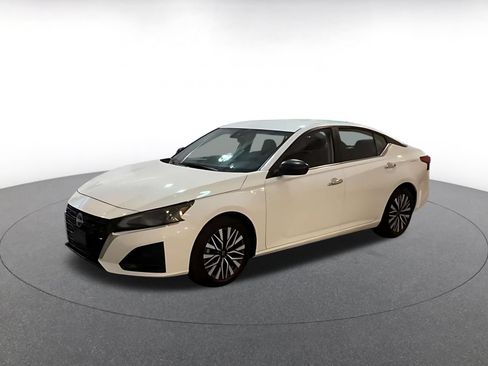 Used 2025 Nissan Altima 2.5 SV FWD image 10