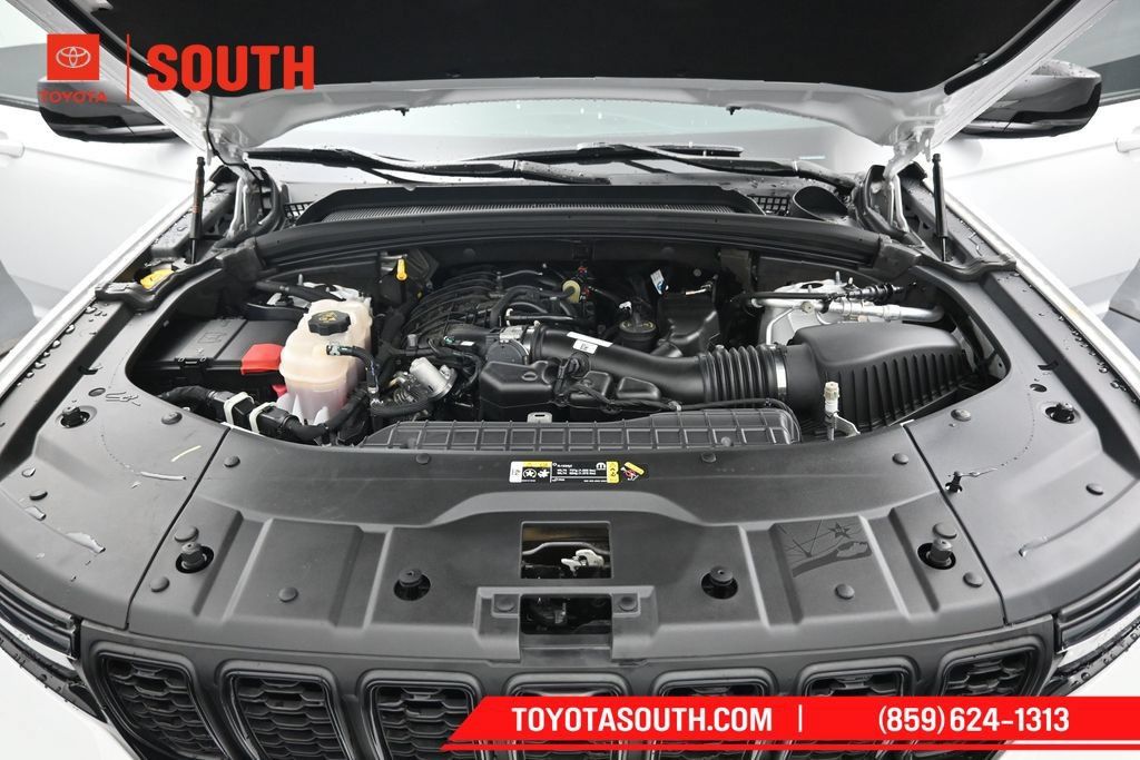 Used 2023 Jeep Grand Cherokee Limited w/ Luxury Tech Group II AWD/4WD image 40