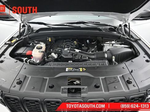 Used 2023 Jeep Grand Cherokee Limited w/ Luxury Tech Group II AWD/4WD image 40