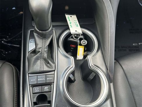 Used 2018 Toyota Camry XLE image 17