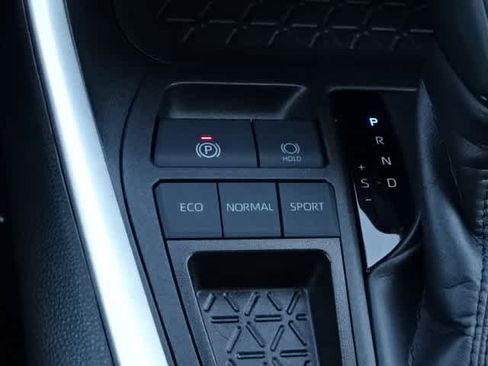Certified 2025 Toyota RAV4 LE FWD image 31