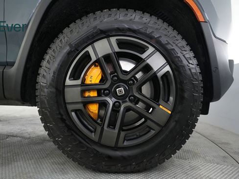 Used 2025 Rivian R1S Premium image 19