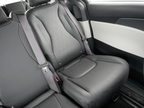 Certified 2024 Kia Carnival LX image 14