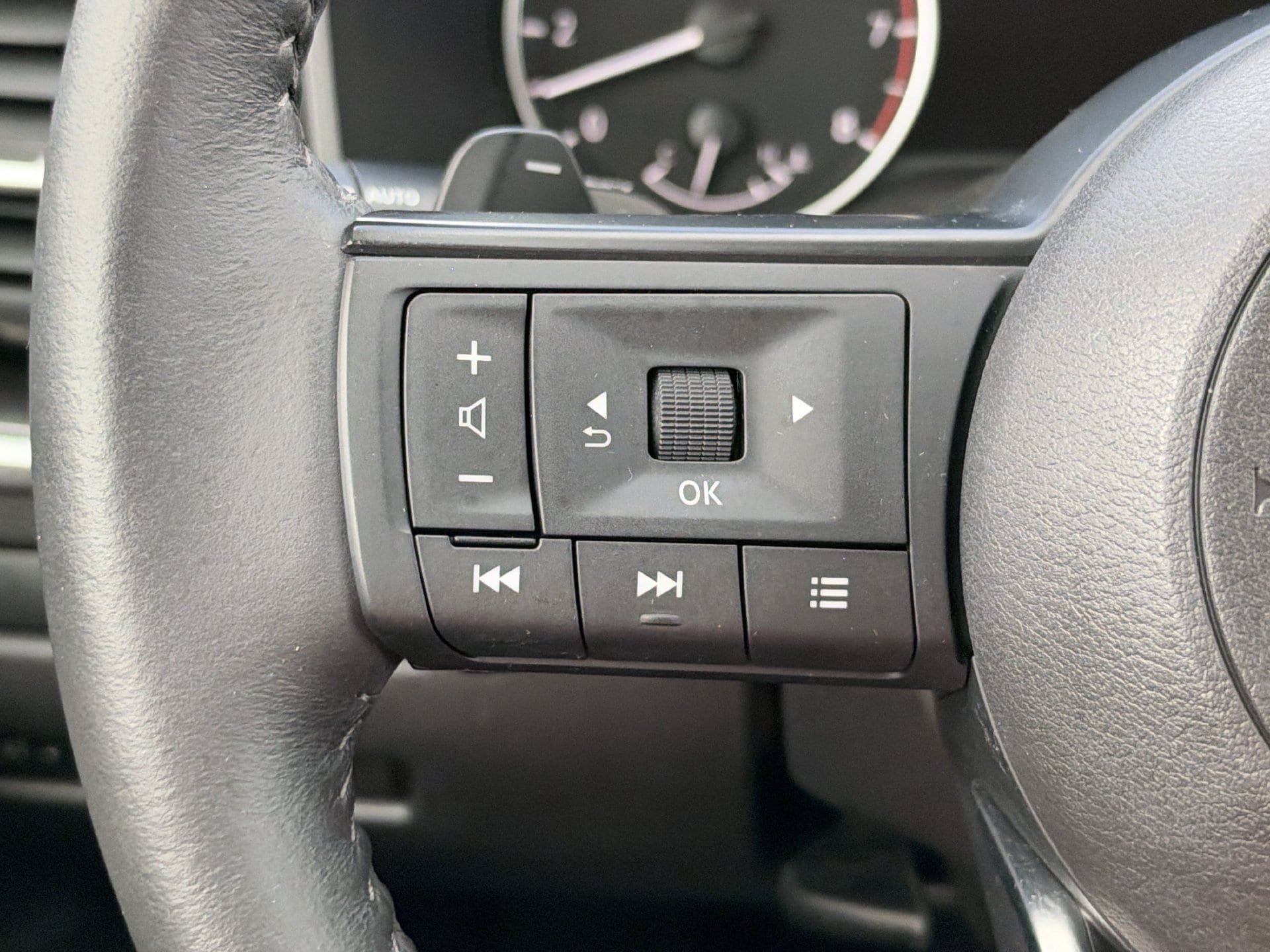 Used 2024 Nissan Rogue SV w/ SV Premium Package FWD image 20