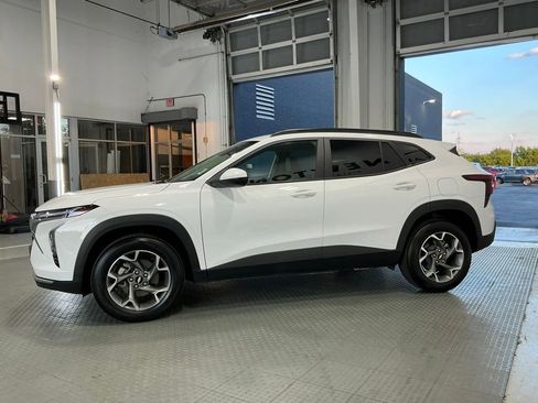 Used 2025 Chevrolet Trax LT w/ LT Convenience Package FWD image 18