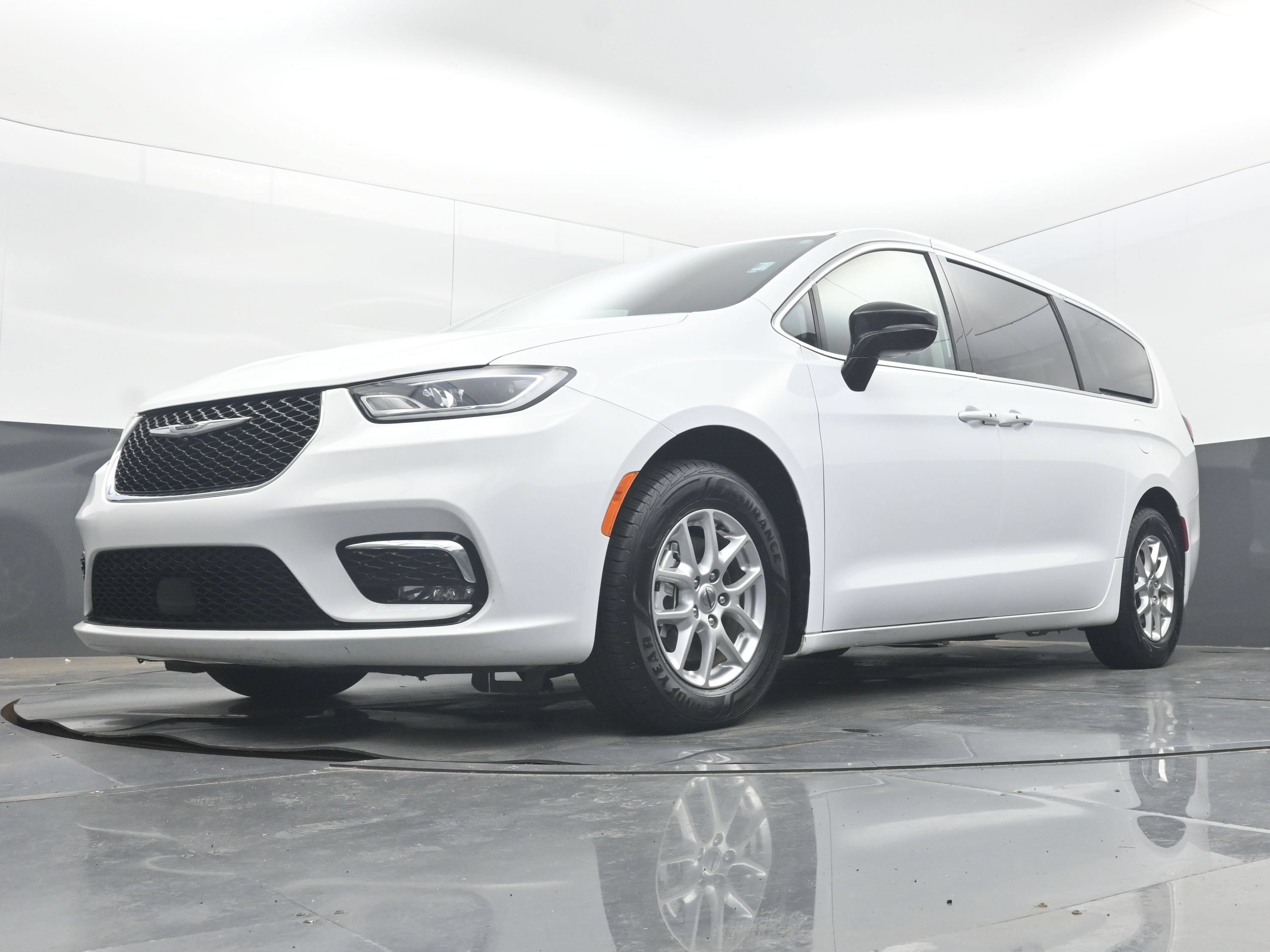 Used 2024 Chrysler Pacifica Touring-L FWD image 28