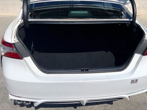 Used 2020 Toyota Camry SE w/ Sunroof Package FWD image 18