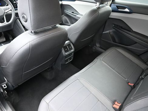 Used 2024 Volkswagen Taos SE image 14