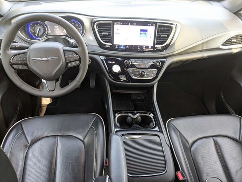 Used 2025 Chrysler Pacifica Limited FWD image 15