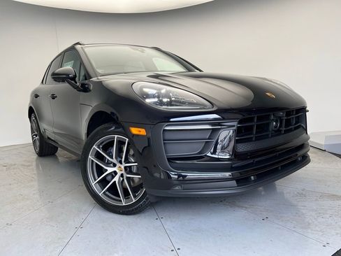 Certified 2025 Porsche Macan AWD/4WD image 24