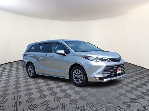 Certified 2021 Toyota Sienna XLE FWD image 4