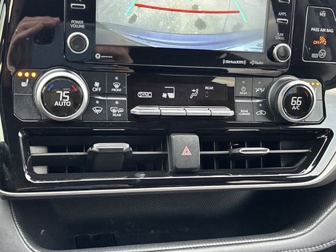 Used 2021 Toyota Highlander XLE image 40