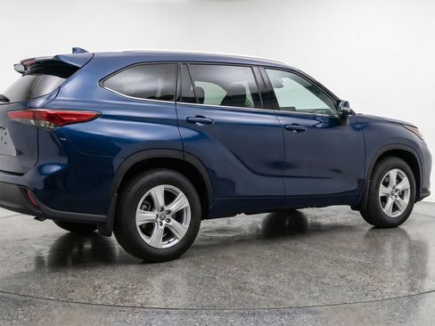 Used 2025 Toyota Highlander LE FWD image 9