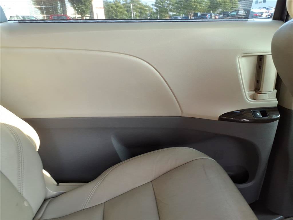 Used 2019 Toyota Sienna XLE w/ XLE Navigation Package FWD image 19