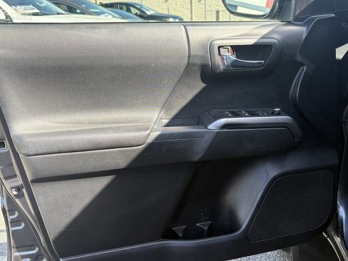 Used 2017 Toyota Tacoma TRD Sport w/ Tow Package image 10