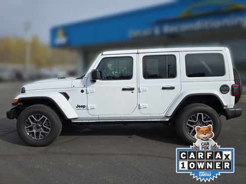 Used 2025 Jeep Wrangler Unlimited Sahara AWD/4WD image 2