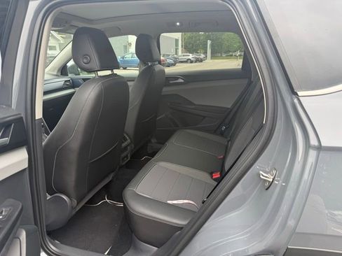Used 2023 Volkswagen Taos SE w/ Panoramic Sunroof Package AWD/4WD image 11