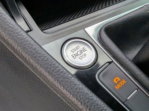 Used 2017 Volkswagen Golf R 4-Door image 27