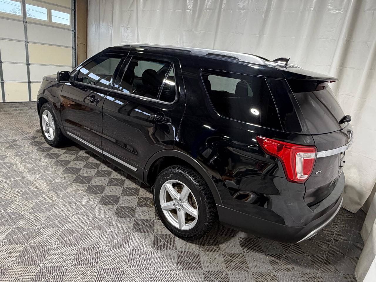 Used 2016 Ford Explorer XLT w/ Equipment Group 202A AWD/4WD image 5