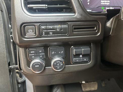 Used 2024 GMC Yukon XL SLT w/ SLT Luxury Package image 27