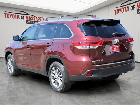 Used 2019 Toyota Highlander XLE AWD/4WD image 3