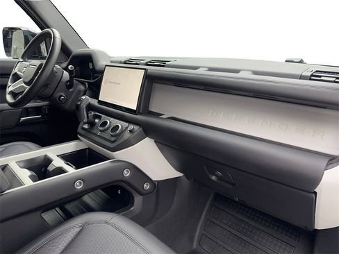 Used 2025 Land Rover Defender 110 S image 46