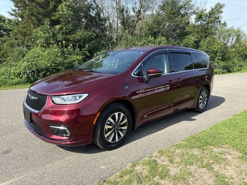 Used 2023 Chrysler Pacifica Touring-L image 2