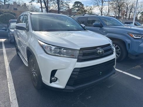 Used 2017 Toyota Highlander XLE image 1