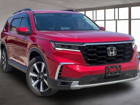 Used 2025 Honda Pilot Touring image 3