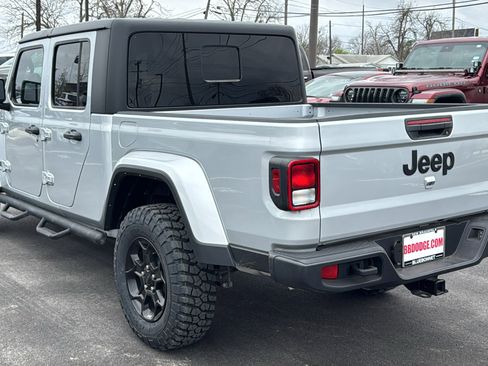 Used 2023 Jeep Gladiator Willys image 7