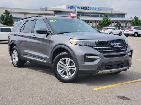 Used 2021 Ford Explorer XLT w/ Equipment Group 202A AWD/4WD image 34