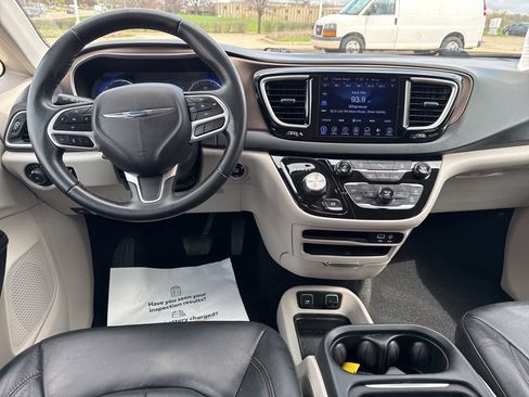 Used 2017 Chrysler Pacifica Touring-L FWD image 11