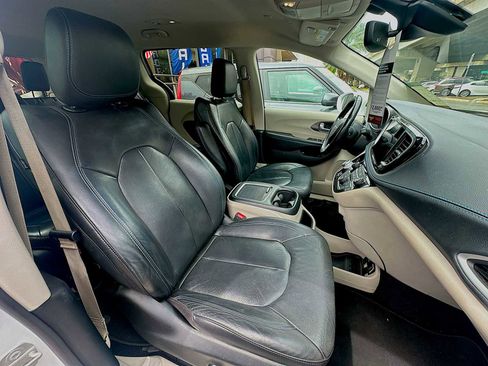 Used 2021 Chrysler Pacifica Touring-L FWD image 20