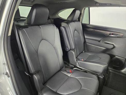 Used 2025 Toyota Highlander Limited FWD image 17