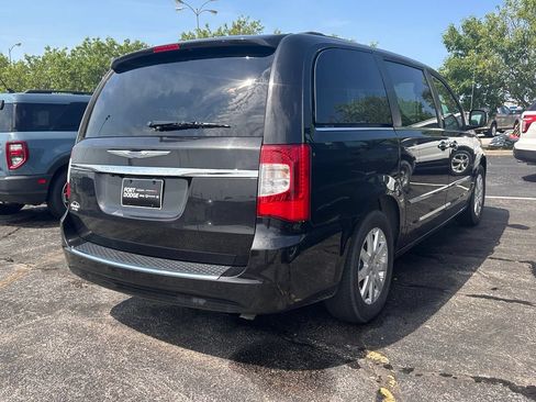 Used 2014 Chrysler Town & Country Touring w/ Driver Convenience Group FWD image 4