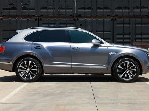 Used 2018 Bentley Bentayga AWD/4WD image 16