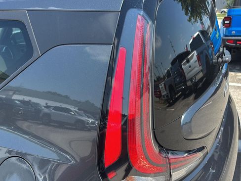 Used 2025 Kia Soul LX w/ LX Technology Package FWD image 21