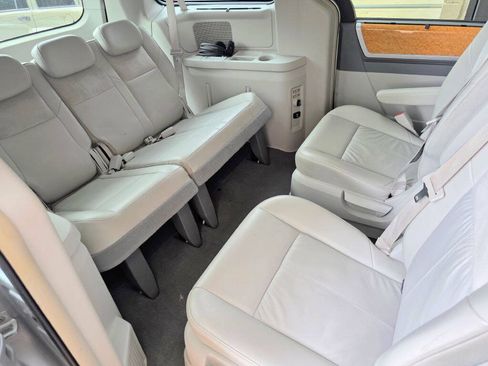 Used 2008 Chrysler Town & Country Limited w/ Entertainment Group #3 FWD image 25