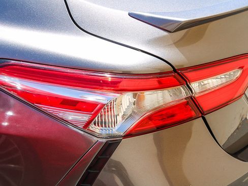 Used 2018 Toyota Camry SE FWD image 9