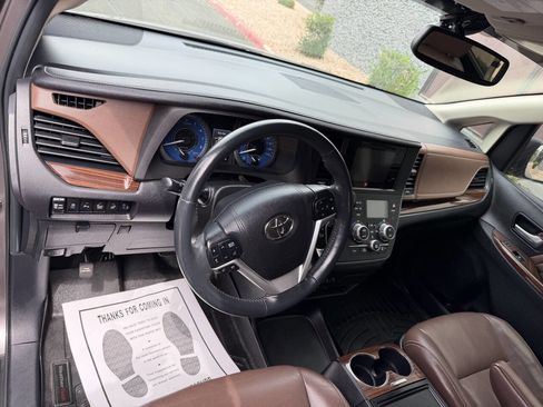 Used 2015 Toyota Sienna Limited Premium image 11