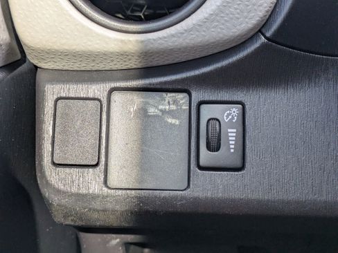 Used 2012 Toyota Yaris L image 21